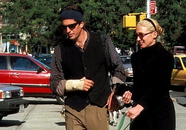 Dónde comprar la diadema que recrea el peinado que puso de moda la fiebre del estilo de Carolyn Bessette
